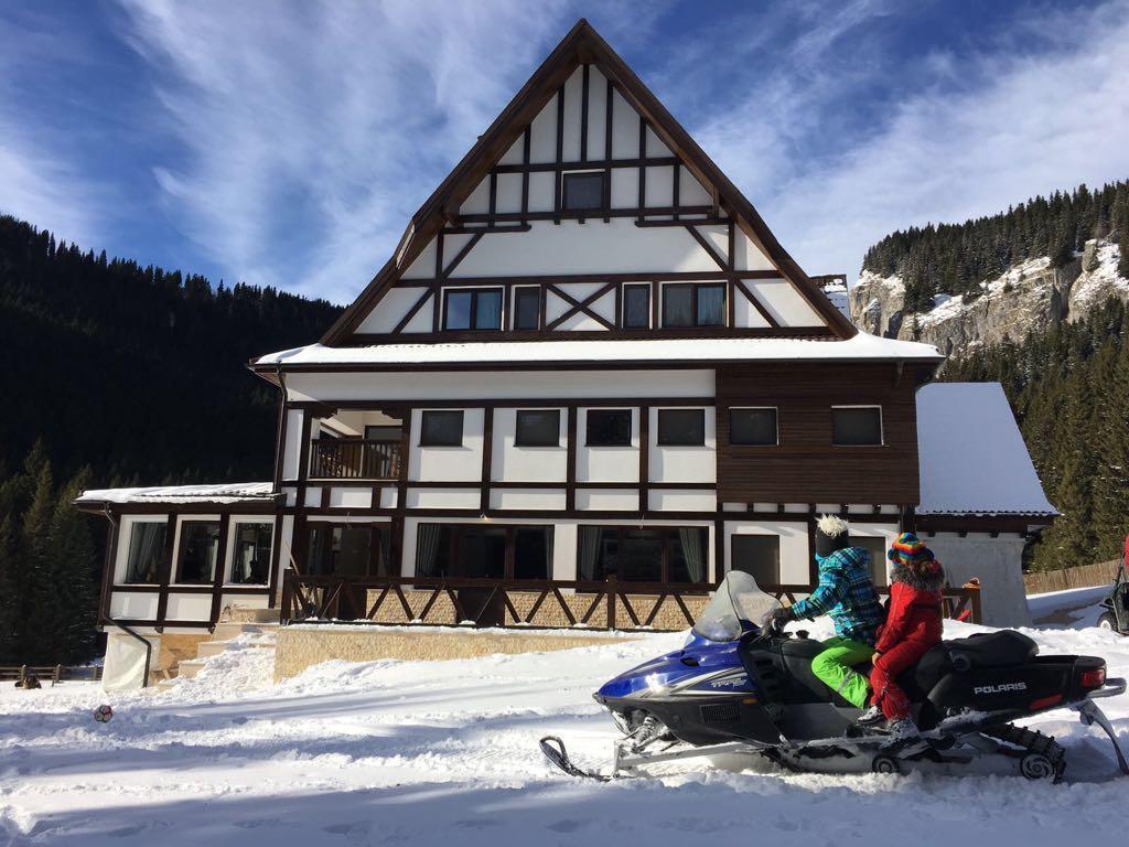Chalet Alpina Moroeni Kültér fotó